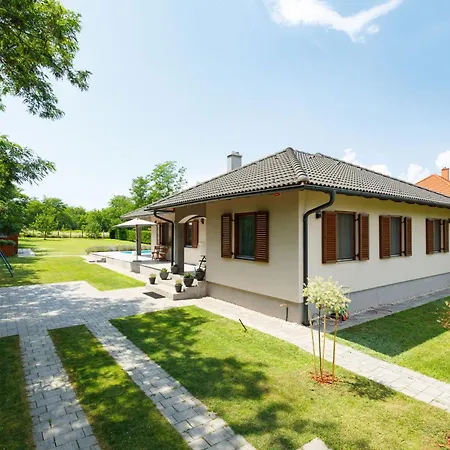 Aschbacher By Interhome Villa Balatonszárszó
